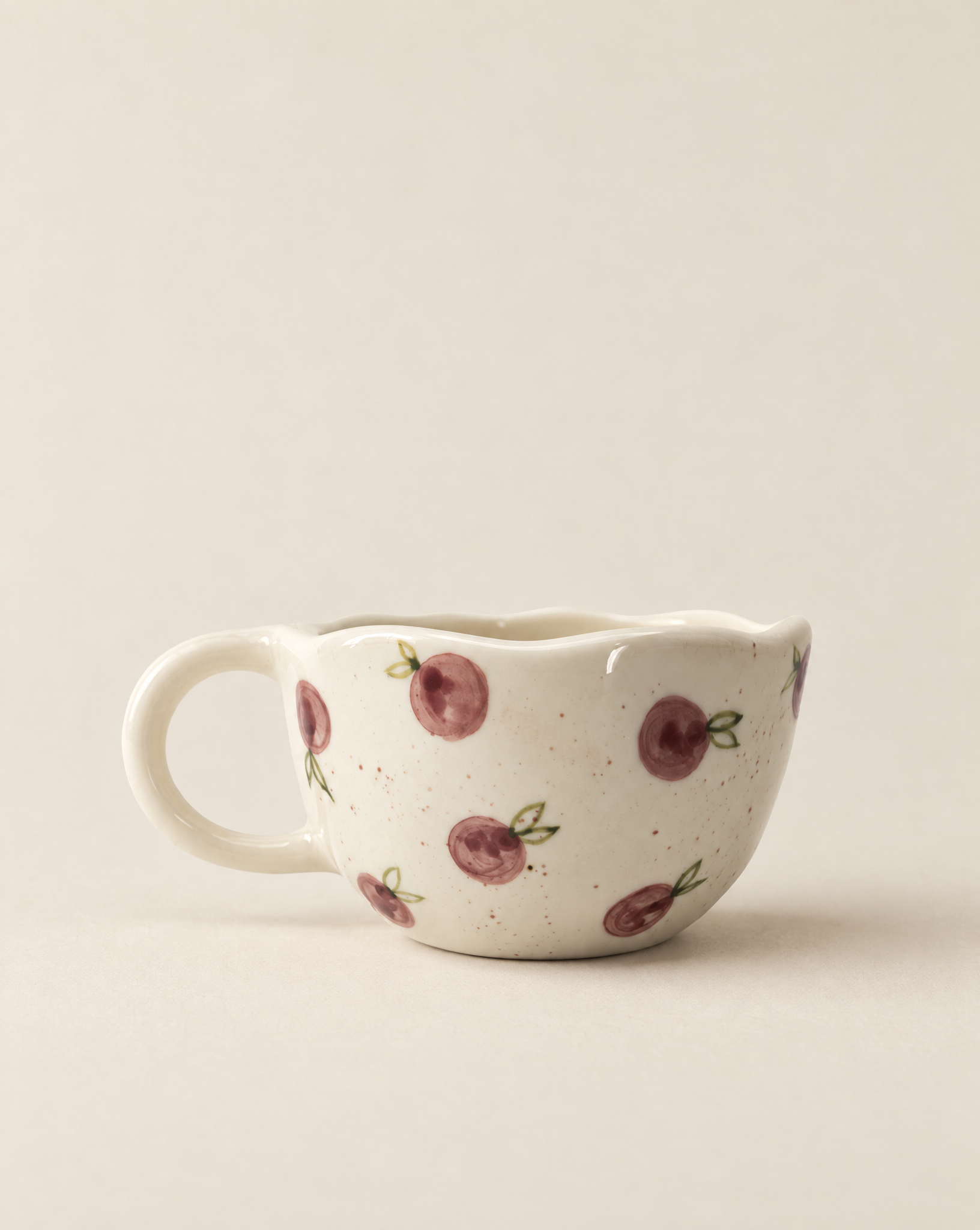 Berry Blossom Mok op beige achtergrond